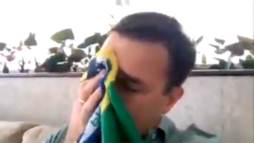O senador eleito Flávio Bolsonaro (PSL) chora, em gravação divulgada no YouTube