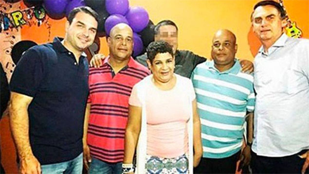 Flávio e Jair Bolsonaro, ao lado dos irmãos Valdenice, Alex e Alan, ambos presos por crimes envolvidos com a milícia
